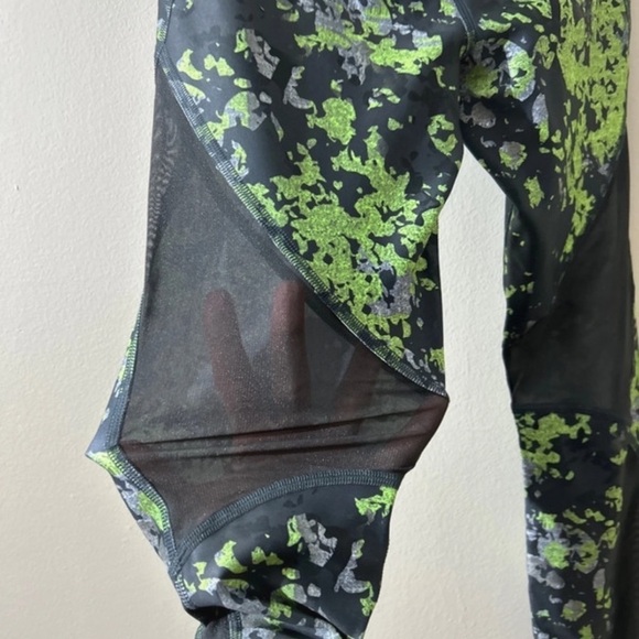 (NWT) Under Armour Gym Leggings & Sports Bra in Gray/Lime, Medium - Picture 14 of 16